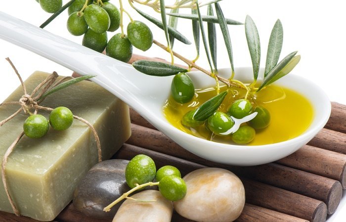 Оливковое масло в пост. Оливковое масло. Масло оливы. Оливки и оливковое масло. Масло из маслин.