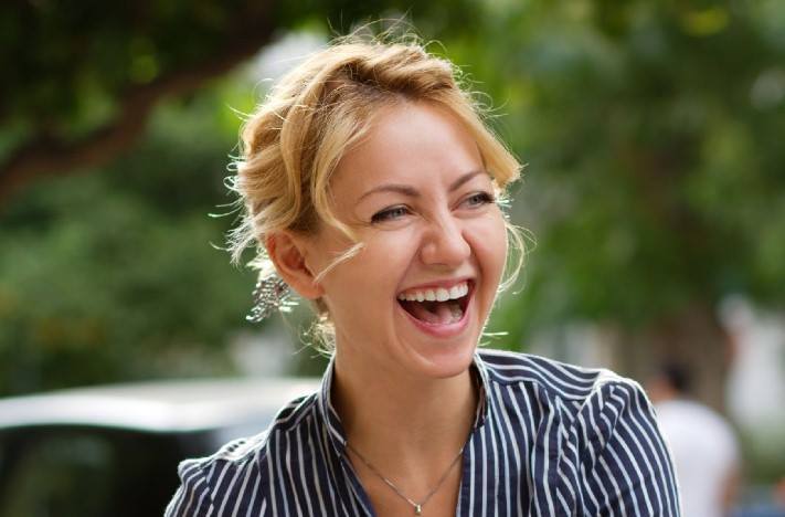 Discover the 10 benefits of laughter - AHealthGuide