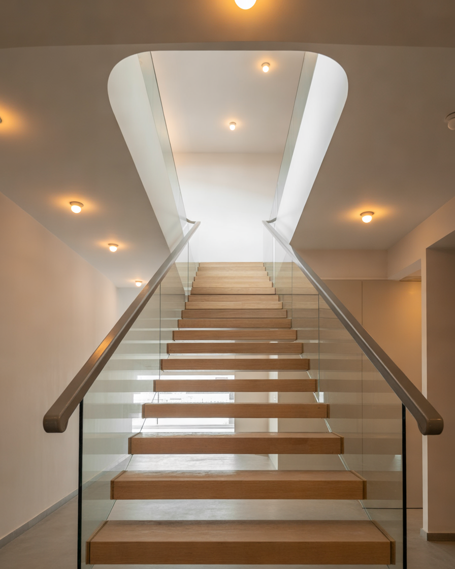 Modern-False-Ceiling-With-Recessed-Lighting
